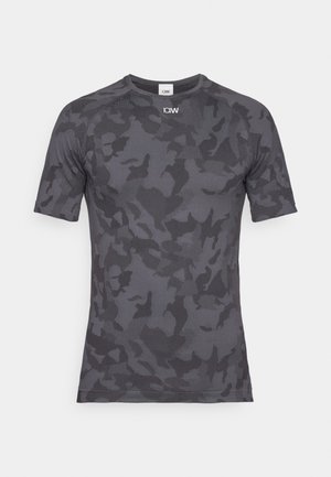 Camiseta ajustada de manga corta en gris oscuro con un patrón de camuflaje. Está hecha de un material suave y elástico con sutiles detalles de textura.