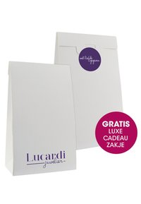 Witte papieren cadeauzak met een gestructureerde afwerking. Heeft een paarse ronde sticker en een donk Пурпурно afgedrukt logo "Lucardi juwelier" onderaan.