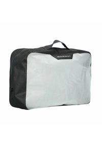Bolsa de viaje negra y gris con un gran panel blanco, hecha de material duradero. Cuenta con un asa superior y un cierre de cremallera, de forma rectangular.