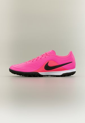 Chaussure de sport Nike profil bas de couleur rose vif avec un logo Swoosh noir, une semelle texturée noire et des lacets roses sur un fond neutre.