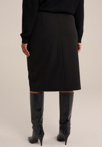 WE Fashion CURVE - Uska suknja - black