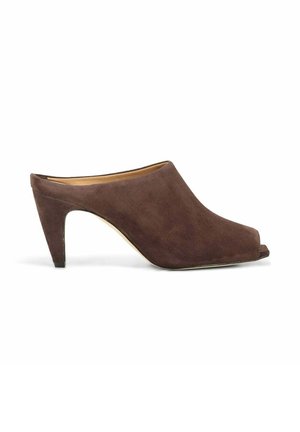 Mule en daim marron à bout ouvert, talon moyen effilé et design sans bride sur fond blanc.