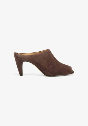 Mule en daim marron à bout ouvert, talon moyen effilé et design sans bride sur fond blanc.