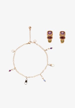 Guldtonet armbånd med små lilla og blå perler, kombineret med guldsmykker med lilla, røde og grønne ædelstene.
