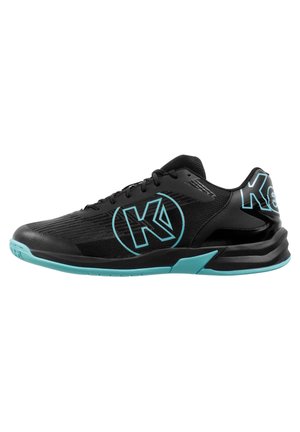 Schwarzer Sportschuh mit türkisfarbiger Sohle und großem "K"-Logo an der Seite und Ferse, atmungsaktives Mesh-Obermaterial und Schnürverschluss.