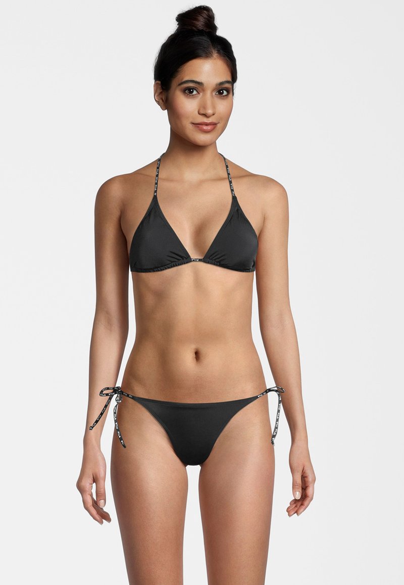 Costume da bagno nero con coppia triangolare e lacci regolabili nella parte inferiore. Il tessuto ha una texture liscia e presenta dettagli del logo sulle cinghie.