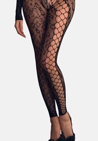 Czarne legginsy z siateczki rybackiej, zdobione kwiatowymi wzorami koronki i geometrycznymi wycięciami po bokach, zaprojektowane na odważny, teksturowany wygląd.