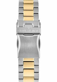 Silberne und goldene Edelstahl-Uhrenarmband mit gebürsteter Oberfläche, das abwechselnde Glieder und einen mit dem Markennamen geprägten Verschluss aufweist.