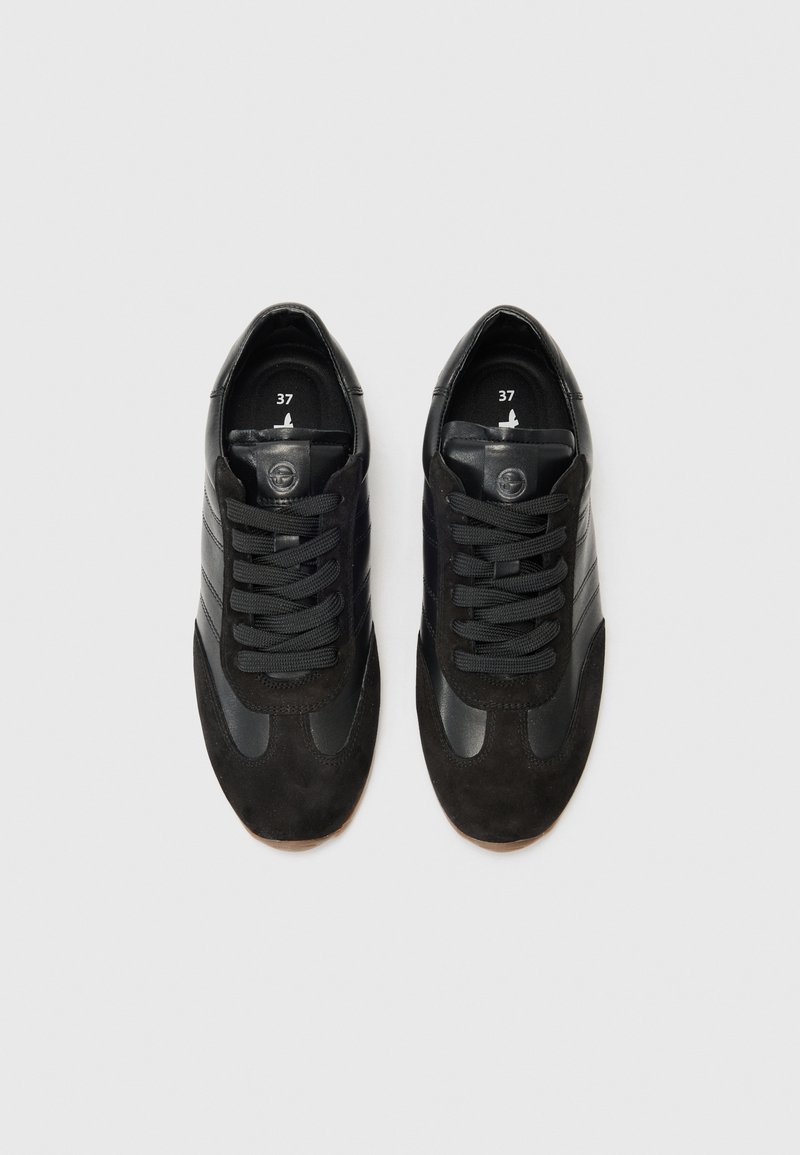 Baskets noires en suède et en matériau synthétique, avec un bout rond, un système de laçage et une surface texturée comportant trois bandes sur le côté. Taille 37.