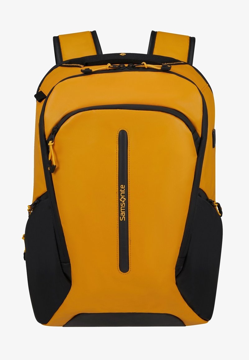 Zaino giallo e nero dal design elegante, realizzato con materiale resistente, dotato di un compartimento principale, accenti in cerniera e un logo.