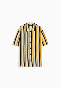 Koszula z krótkim rękawem z pionowymi paskami w kolorze żółtym, czarnym i białym. Z kołnierzykiem, z guzikami z przodu i teksturowanym materiałem.