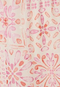 Tissu léger arborant un motif floral répétitif dans des teintes de rose et de corail, avec une texture aquarelle sur un fond crème.