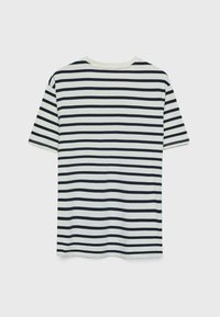 Kortærmet t-shirt i hvid med navy horisontale striber. Blødt bomuldsstof, rund halsudskæring, almindelig pasform med lige kant.