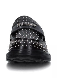 Scarpa nera slip-on con borchie decorative in argento, caratterizzata da una larga fascia e accessori metallici sulla parte superiore. Suola in gomma per un'ottima aderenza.