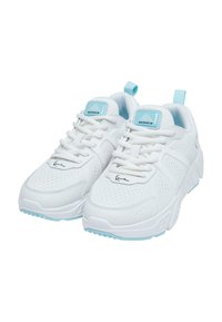 Hvite treningssneakers med lyseblå detaljer, med en pustende overdelen, tykk såle, snøring og en bakre løftestropp for enkel påkledning.