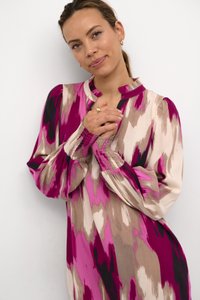 Langärmliges Kleid in Rosa, Beige und Schwarz mit abstraktem Muster, ausgestattet mit einem hohen Kragen und gerafften Ärmel-Details. Glatte Stofftextur.