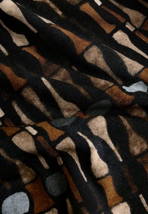 Tekstiil, millel on tume taust ja abstraktsed kujundid pruunides, beežides ja hallides toonides. Kangas näeb välja pehme ning sellel on kerge läige.