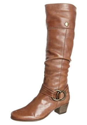 Bruine leren laars tot aan de knie met lage gestapelde hak, decoratieve riem en metalen ringdetail aan de buitenzijde.