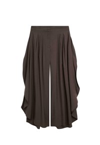 Ciemnobrązowe spodnie o szerokich nogawkach z drapowanymi panelami materiału po bokach i plisami w talii, tworzące płynną sylwetkę.