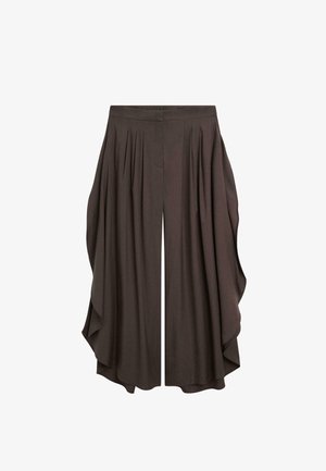 Tmavě hnědé kalhoty s širokými nohavicemi, doplněné o přehozené látkové panely na bocích a záhyby v pase, vytvářející plynulou siluetu.