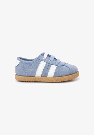 Blaue Textil-Sneaker mit weißen Streifen, runder Zehenpartie und rutschfester Gummisohle, ausgestattet mit Wäsche-Schnürsenkeln und einem weichen Innenfutter.