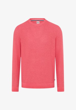 Koraalroze gebreide trui met een ronde halslijn, lange mouwen, een gestructureerde stof en een rechte zoom. Subtiel merklabel aan de zijkant.