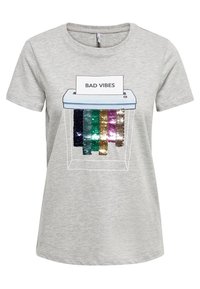 Šedé bavlněné tričko s grafikou drtiče papíru a textem "ŠPATNÉ VIBRACE" obšité mnohobarevnými flitrmi v zelené, modré, fialové a zlaté barvě.