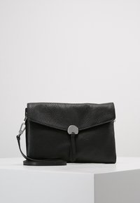 Czarna skórzana torebka kopertowa o teksturowanej powierzchni, z zapięciem na klapkę i okrągłym metalowym akcentem. Posiada odpinany pasek i minimalistyczny design.