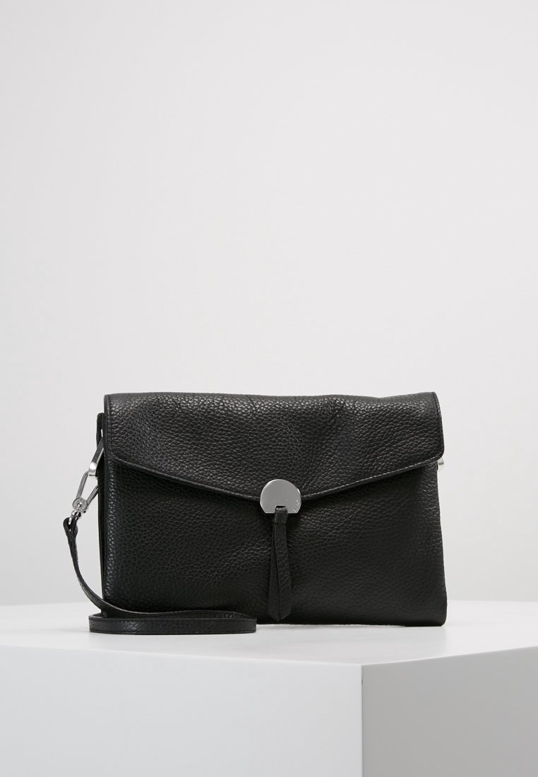 Czarna skórzana torebka kopertowa o teksturowanej powierzchni, z zapięciem na klapkę i okrągłym metalowym akcentem. Posiada odpinany pasek i minimalistyczny design.