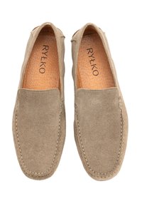 Loafers din suede de culoare maro deschis, cu detalii cusute pe margine și o căptușeală moale. Design cu vârf rotund și textură netedă.
