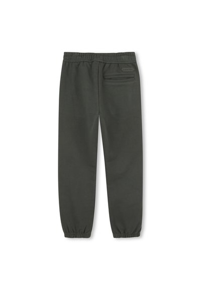 Donkergroene joggingsbroek met een elastische tailleband en omgeslagen enkels, met een achterzak en een opgenaaid logo-embleem. Gladde textuur.