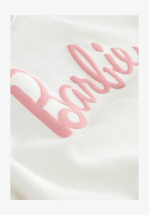 Witte stof met een verhoogd roze "Barbie"-logo in een cursieve lettertype, met een gladde textuur en een egale kleurverdeling.