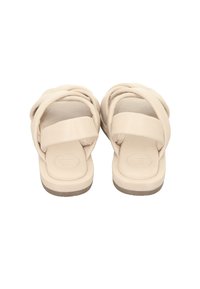 Beige Sandalen mit geflochtenem Riemendesign, flacher Sohle und glatter Textur. Verfügt über eine gepolsterte Fußbett und abgerundete Kanten für zusätzlichen Komfort.