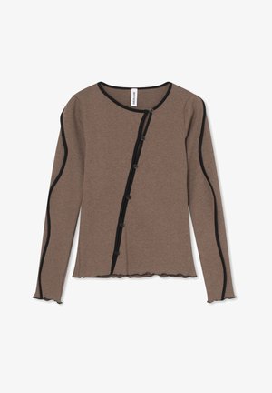 Hnedý kardigán s dlhým rukávom a čiernym okrajom, s diagonálnym zapínaním na gombíky a volánovým lemom. Mäkká textúra.