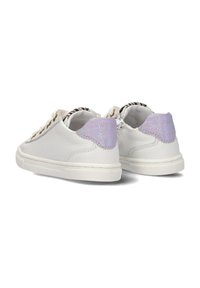 Witte leren sneakers met een gestructureerde afwerking, metallic holografische accenten op de hak en contrasterende patroonvoering aan de binnenkant.