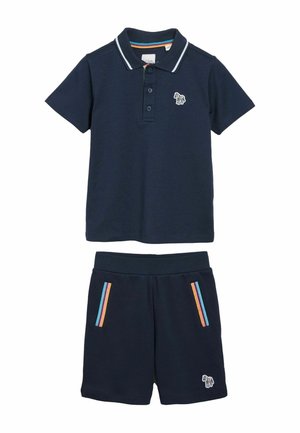 Marineblaues Polohemd- und Shorts-Set, mit einem weißen Kragen, gestreiften Akzenten auf den Taschen und einem gestickten Tiermotiv auf dem Hemd.