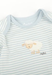 Un body pour bébé à rayures bleues et blanches avec un design de mouton brodé. Matériau en coton doux, col rond et manches courtes.