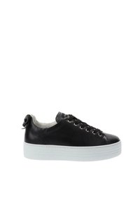 Schwarzer Ledersneaker mit einer glatten Textur, runder Zehenpartie, weißer Plateausohle und einer dekorativen Schleife an der Ferse.