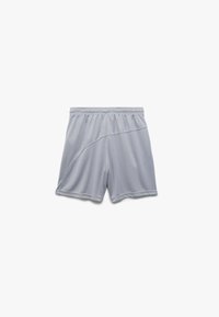 Lysgrå træningsshorts med elastisk talje, der har en glat overflade og subtil sømdetaljering.