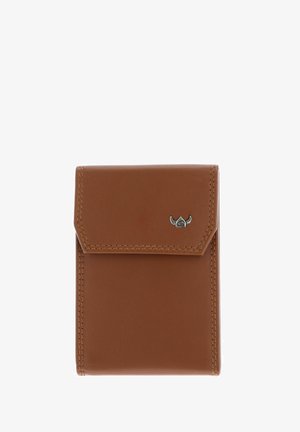 Portefeuille en cuir marron avec des bords cousus et un petit emblème métallique sur le rabat supérieur, présenté fermé sur un fond blanc.
