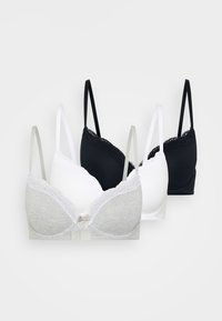 Tre bh-støtter i grå, hvit og svart med blonder, formede kopper, justerbare stropper og en liten sløyfe foran.