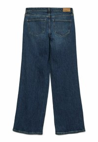 Široke temno modre kavbojke iz jeansa z klasičnim dizajnom štirih žepov, vidnimi šivi in usnjenim etiketom na pasu.
