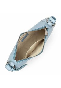 Borsa a pochette in pelle azzurra chiaro con chiusura a zip, scomparti interni e anello in metallo come dettaglio. Texture liscia, design minimalista.