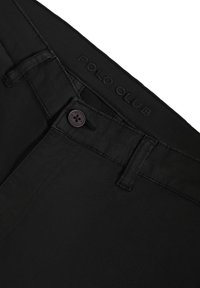 Svarta byxor i slätt tyg, med knappstängning och bälteshällor. "POLO CLUB" är präglat på midjebandet.