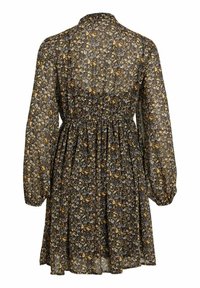 Svart blommig klänning med långa puffärmar, en draperad midja och ett lätt, genomskinligt tyg med gula och blå blommönster.