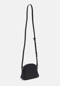 Borsa a tracolla nera con una forma curva. Realizzata in materiale texturizzato con un discreto motivo a logo. Cintura regolabile e dettagli in metallo argentato.