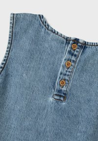 Tessuto di denim azzurro chiaro con scollatura rotonda, caratterizzato da quattro bottoni di legno lungo la patta posteriore e dettagli di cucitura a contrasto.