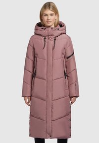 Roze pufferjack met een capuchon, rits- en drukknoopsluiting, gevoerd en met twee zijzakken; heeft zwarte accenten en verstelbare trekkoorden.