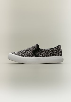 Slip-on teniska s čiernym a sivým leopardím vzorom na látkovom zvršku a hrubou bielou gumovou podrážkou na neutrálnom pozadí.
