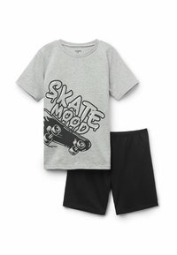Šedé bavlněné tričko s černou grafikou skateboardu a textem "SKATE MOOD", v kombinaci s černými šortkami. Jednoduchý kulatý výstřih a krátké rukávy.